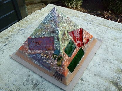 Pyramid Orgonite 12 Holland 11, bijenwas, kristallen, mineralen, metalen, ducth glas
