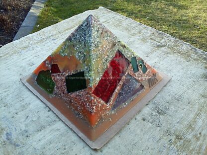 Pyramid Orgonite 12 Holland 11, bijenwas, kristallen, mineralen, metalen, ducth glas