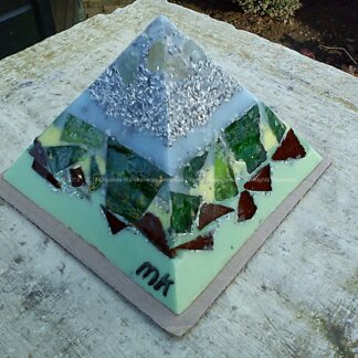 Pyramid Orgonite 12 Holland 03, bijenwas, kristallen, mineralen, metalen, ducth glas