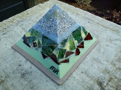 Pyramid Orgonite 12 Holland 03, bijenwas, kristallen, mineralen, metalen, ducth glas