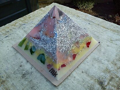 Pyramid Orgonite 12 Holland 09, bijenwas, kristallen, mineralen, metalen, ducth glas