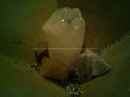 Pyramid Orgonite Crystal Apple, bijenwas, kristallen, mineralen, metalen.
