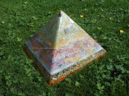 Pyramid Orgonite Crystal Apple, bijenwas, kristallen, mineralen, metalen.