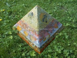 Pyramid Orgonite Crystal Apple, bijenwas, kristallen, mineralen, metalen.