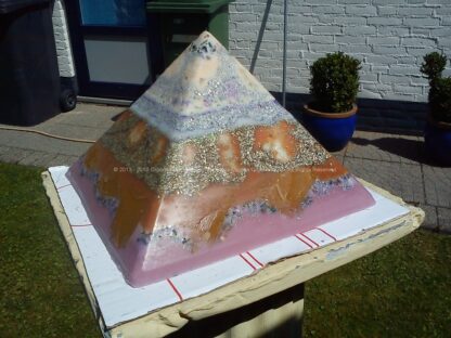 Pyramid Orgonite Netherlands Channels, bijenwas, kristallen, mineralen, metalen.