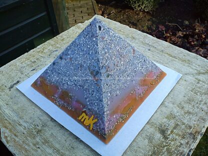 Pyramid Orgonite 17 Lille Sky, bijenwas, kristallen, mineralen, metalen.