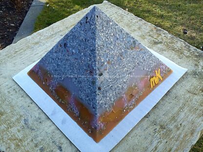 Pyramid Orgonite 17 Lille Sky, bijenwas, kristallen, mineralen, metalen.
