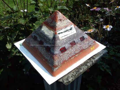 Pyramid Orgonite Dutch Shine, bijenwas, kristallen, mineralen, metalen.