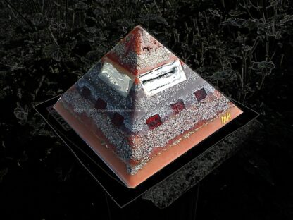 Pyramid Orgonite Dutch Shine, bijenwas, kristallen, mineralen, metalen.