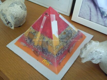 Pyramid orgonite 17 Multi Flavour, bijenwas, kristallen, mineralen, metalen.