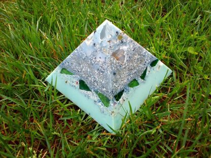 Orgonite pyramid quartz shungite 013