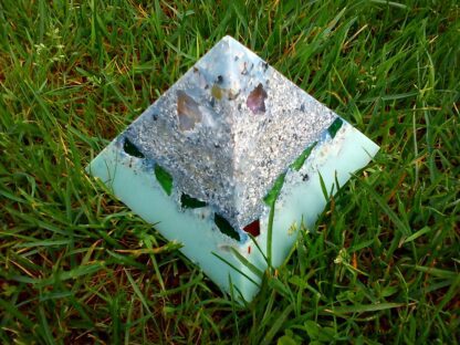 Orgonite pyramid quartz shungite 013