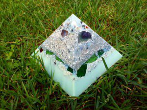 Orgonite pyramid quartz shungite 013