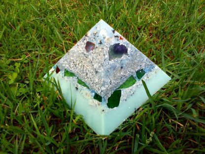 Orgonite pyramid quartz shungite 013