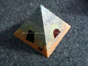 Pyramid Orgonite 17 Faith, bijenwas, kristallen, mineralen, metalen.