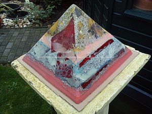 Pyramid Orgonite AmsterDhalia, bijenwas, kristallen, mineralen, metalen.