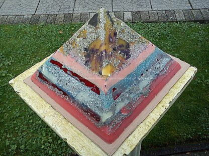 Pyramid Orgonite AmsterDhalia, bijenwas, kristallen, mineralen, metalen.