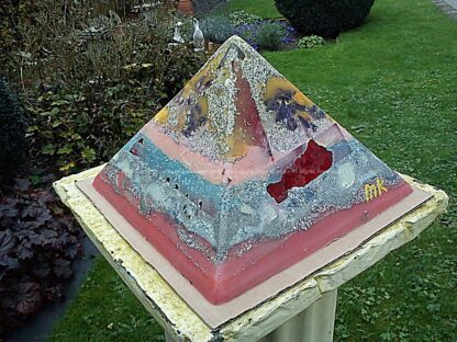 Pyramid Orgonite AmsterDhalia, bijenwas, kristallen, mineralen, metalen.
