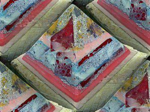 Pyramid Orgonite AmsterDhalia, bijenwas, metalen en mineralen, kristallen.