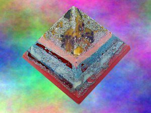Pyramid Orgonite AmsterDhalia, bijenwas, metalen en mineralen, kristallen.