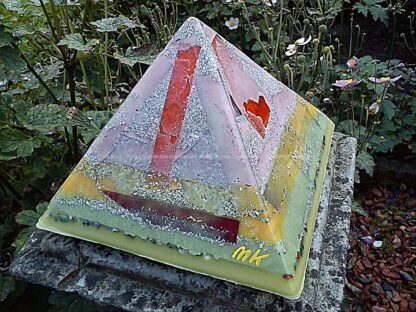 Pyramid Orgonite Europe Arlecchino, bijenwas, kristallen, mineralen, metalen.