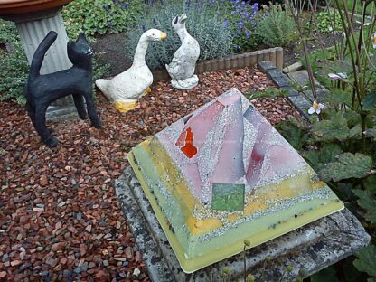 Pyramid Orgonite Europe Arlecchino, bijenwas, kristallen, mineralen, metalen.