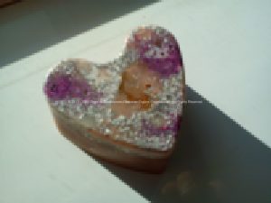 Orgonite heart shine, bijenwas, kristallen, mineralen, metalen.