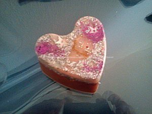 Orgonite heart shine, bijenwas, kristallen, mineralen, metalen.