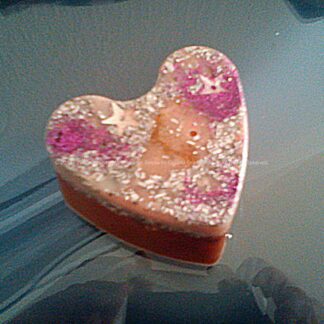 Orgonite heart shine, bijenwas, kristallen, mineralen, metalen.