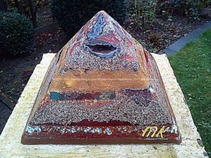 Pyramid Orgonite 11-11, bijenwas, kristallen, mineralen, metalen.