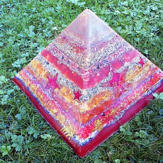 Pyramid Orgonite Christmas Stars, bijenwas, kristallen, mineralen en metalen.