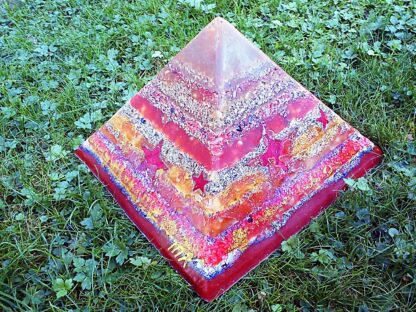 Pyramid Orgonite Christmas Stars, bijenwas, kristallen, mineralen en metalen.