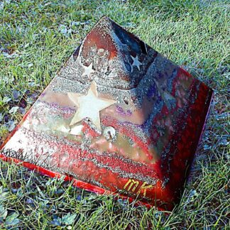 Pyramid Orgonite Star Hope, 24 cm side, bijenwas, mineralen, kristallen, metalen.