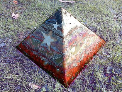 Pyramid Orgonite Star Hope, 24 cm side, bijenwas, mineralen, kristallen, metalen.