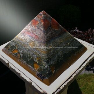 Orgonite Pyramid 24 Proton Storm, bijenwas, kristallen, mineralen, metalen.