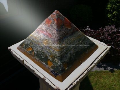 Orgonite Pyramid 24 Proton Storm, bijenwas, kristallen, mineralen, metalen.