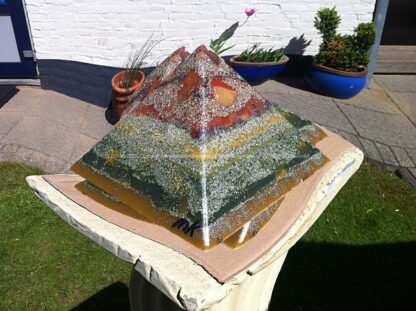 Orgonite Pyramid 24 Proton Storm, bijenwas, kristallen, mineralen, metalen.