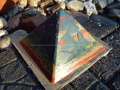 Orgonite pyramid 19 May, bijenwas, kristallen, mineralen, metalen.