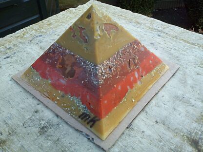 Pyramid Orgonite Netherland 2 - 001, bijenwas, kristallen, mineralen, metalen.