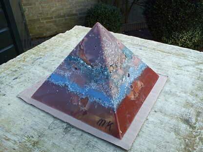 Pyramid Orgonite Netherland 2 - 003, bijenwas, kristallen, mineralen, metalen.