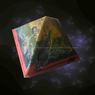 Limburg Piramide Orgonite 24 cm, bijenwas, mineralen, bergkristal, selenit, roze kwarts.