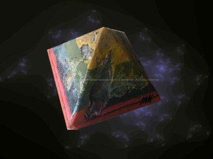 Limburg Piramide Orgonite 24 cm, bijenwas, mineralen, bergkristal, selenit, roze kwarts.