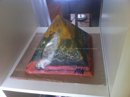 Limburg Piramide Orgonite 24 cm, bijenwas, mineralen, bergkristal, selenit, roze kwarts.