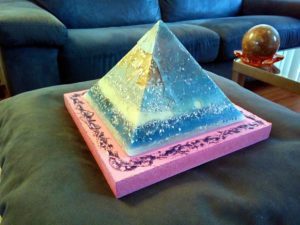 Piramide orgonite Maas 17 cm