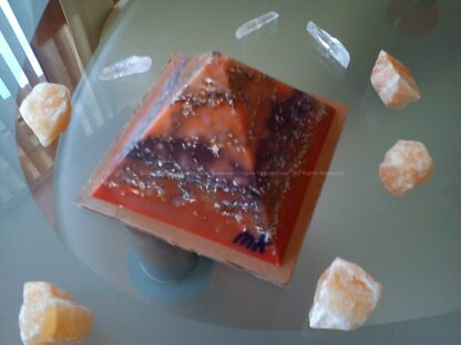 Piramide orgonite Maas 007, bijenwas, mineralen, metalen, Bergkristal en oranje calciet