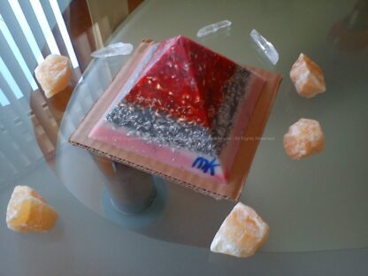 Piramide orgonite Maas 008, bijenwas, mineralen, metalen, Bergkristal en oranje calciet
