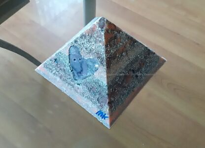 Piramide Orgone Amethyst hart 17cm, bijenwas, Bergkristal, metalen, een orgonite art hart met amethyst kwartz, en oranje calciet.