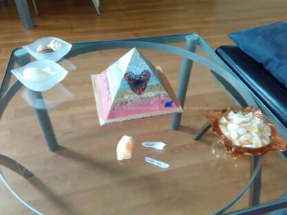 Piramide Orgone Shungite hart 17cm, bijenwas, Bergkristal, metalen, een orgonite art hart met shungite, en oranje calciet.