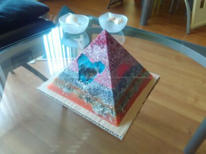 Piramide Orgone smokey hart 17cm, bijenwas, Bergkristal, metalen, een orgonite art hart met smokey kwartz, en oranje calciet.