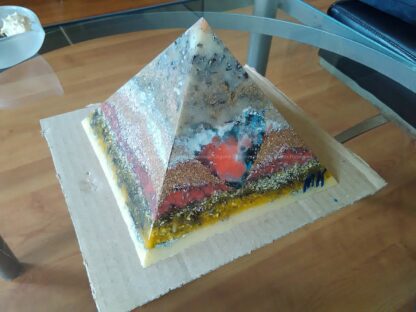 Piramide Orgone Angelite Hart 17cm, bijenwas, 2 Bergkristalen, metalen, een orgonite art hart met Angelite.